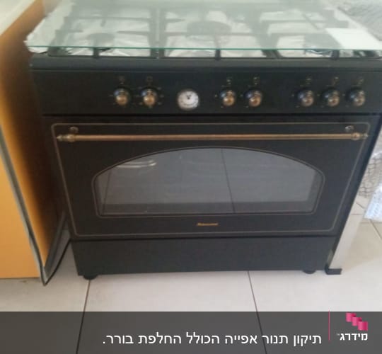 תנור אפייה שחור עם כפתורים ומד טמפרטורה